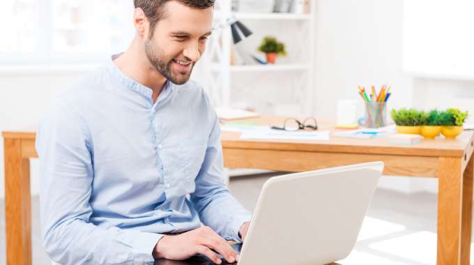 new investor trading on his laptop