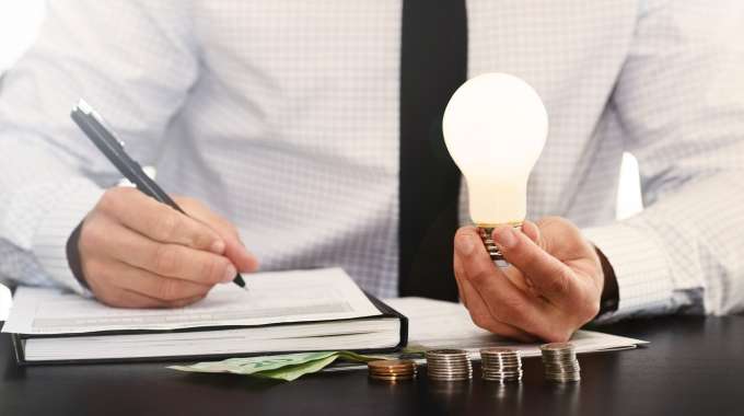 Lightbulb moment signifying how it's a good idea to invest