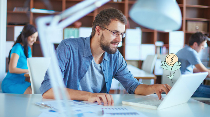 Person filing their taxes online for free